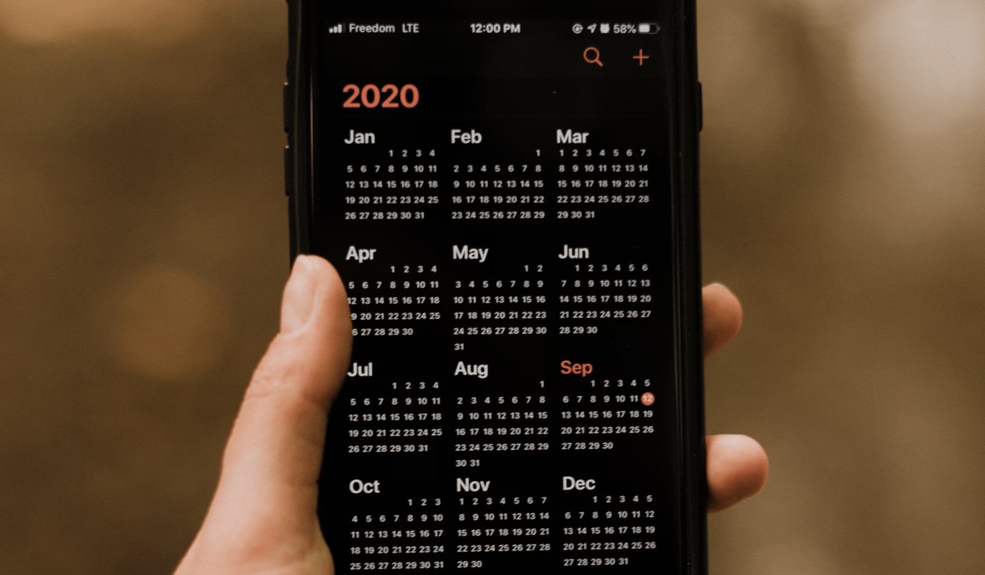 hand holding mobile calendar of 2020