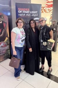 صورة لسحر بالمر مع الفنانة نجوم الغانم ودانا نجية في افتتاح عرض فيلم أطياف ذلك الضوء
